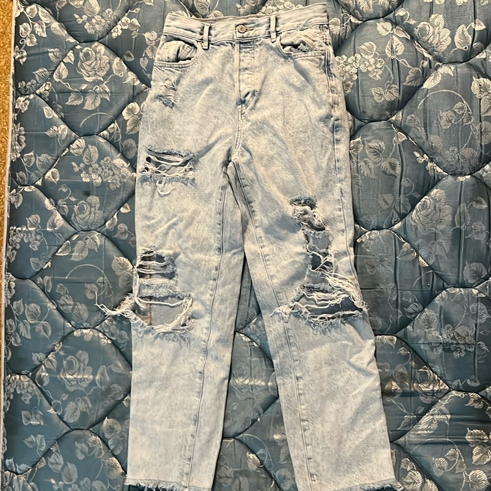 I am selling these brand new jeans!
